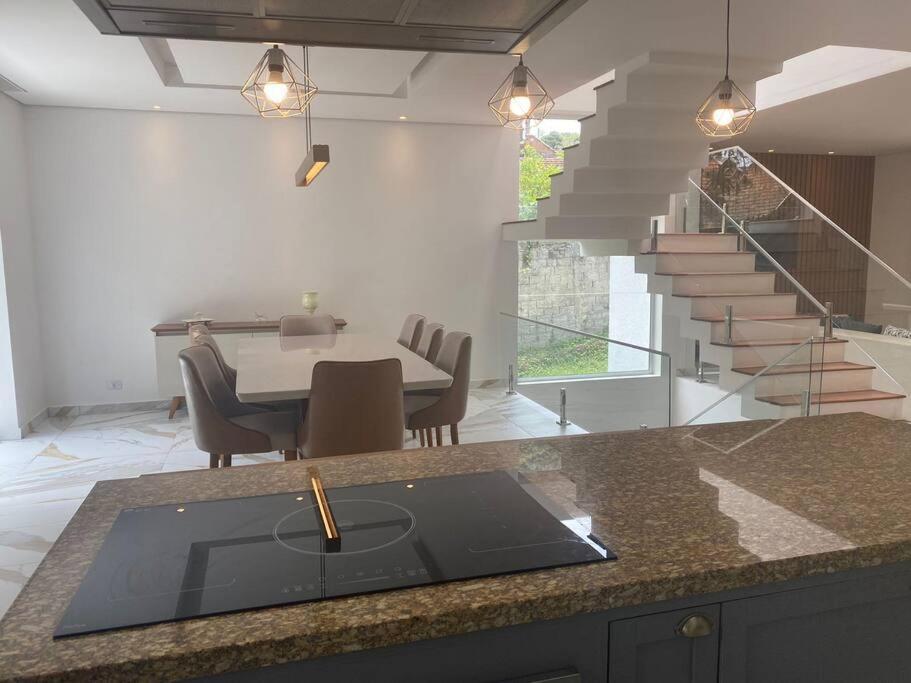 Casa Nova Bem Localizada E Confortavel. * Campos do Jordao