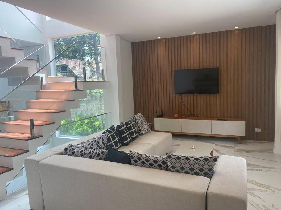 Casa Nova Bem Localizada E Confortavel. * Campos do Jordao